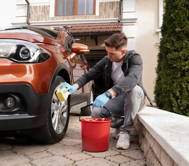 Lavage auto à domicile Sarrey : professionnel intervenant sur un véhicule